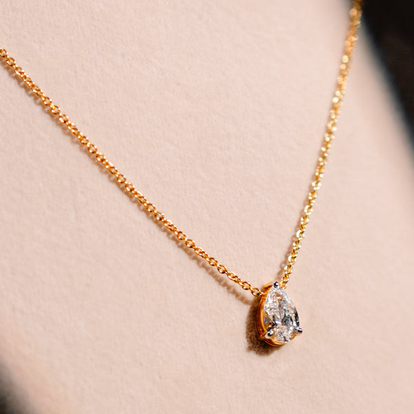 1 Ct Pear Velvet Petal Pendant