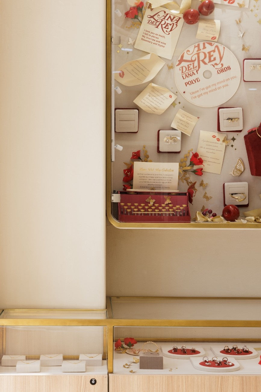 Ring display window at a True Diamond store