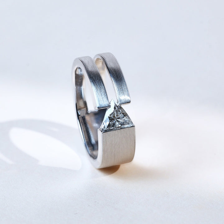 Side view of TriGlaze Men’s 0.75 Ct Solitaire Ring highlighting the split band and triangular diamond