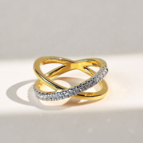 crossover-0.3-ct-dailywear-ring-front-view.jpg – Front angled view of the Crossover 0.3 Ct Dailywear Ring in yellow gold with diamond accents.