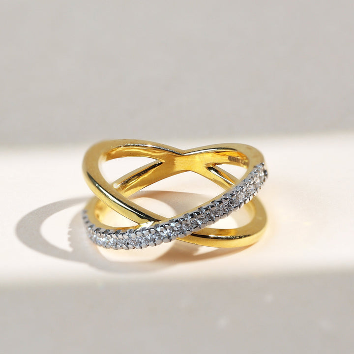 crossover-0.3-ct-dailywear-ring-front-view.jpg – Front angled view of the Crossover 0.3 Ct Dailywear Ring in yellow gold with diamond accents.