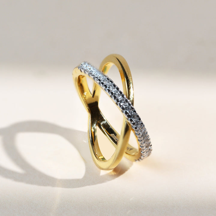 crossover-0.3-ct-dailywear-ring-side-view.jpg – Side vertical view of the diamond-studded crossover band in yellow gold.