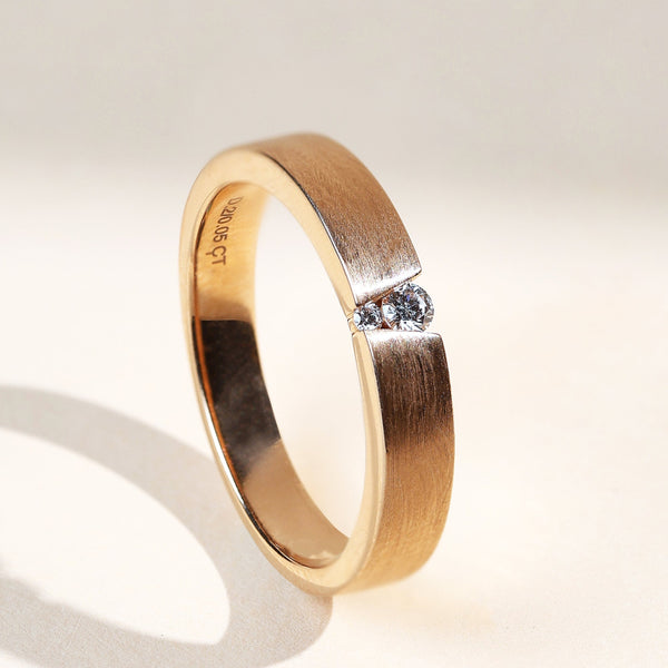 Duo V Diamond Couple Band in matte champagne gold with a single diamond set in a central V-shaped cut.