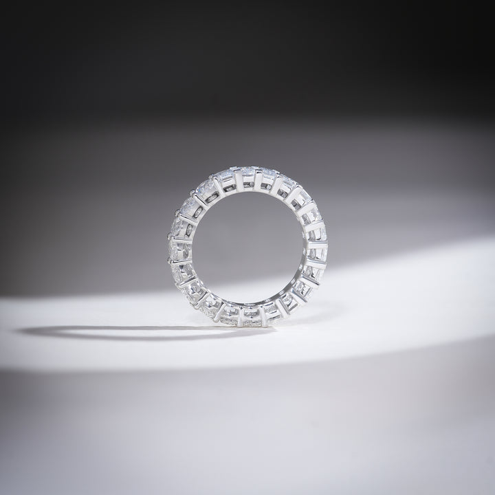 Top profile of 4.8 Ct Emerald & Oval Eternity Band in white gold, with a seamless full-circle diamond arrangement.