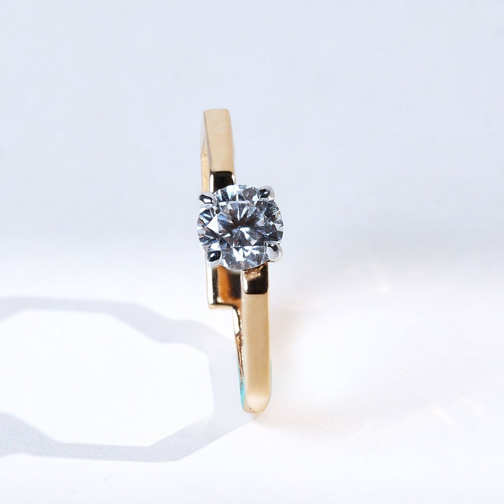 Hexa 0.7 Ct solitaire ring in yellow gold, side vertical view highlighting diamond setting