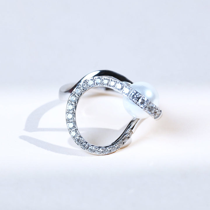 White gold Pearly Wave ring with curved diamond band and central pearl