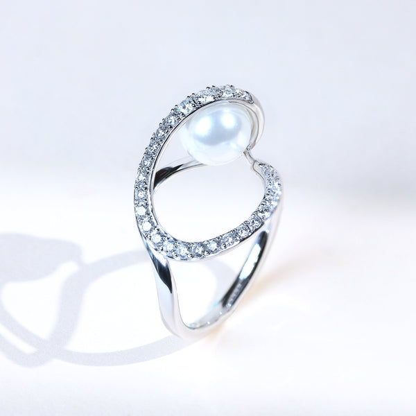 Pearly Wave 0.2 Ct diamond and pearl cocktail ring in white gold with curved design