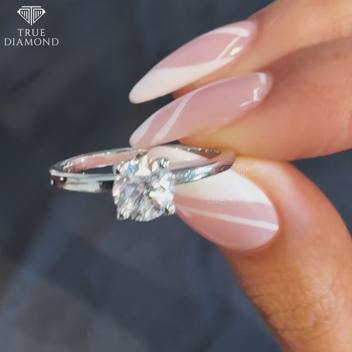 Video showcasing the Simply Diamond 0.5 Ct Solitaire Ring in white gold, rotating views to highlight the diamond’s sparkle and minimalist design.