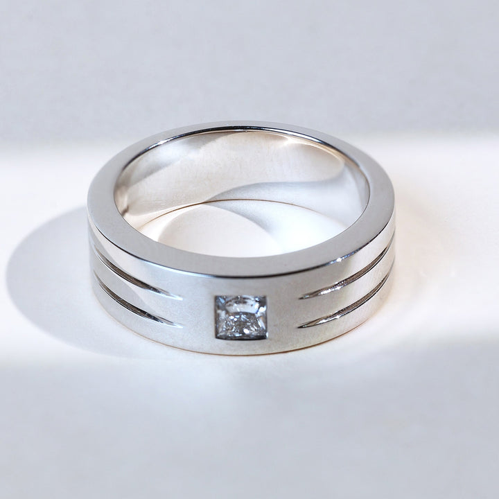 Front view of Prince men’s solitaire ring in white gold with a 0.5 Ct diamond.
