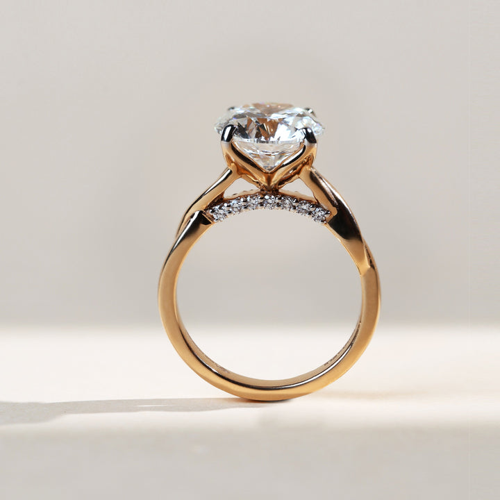 Profile view with full tulip prong and band symmetry.