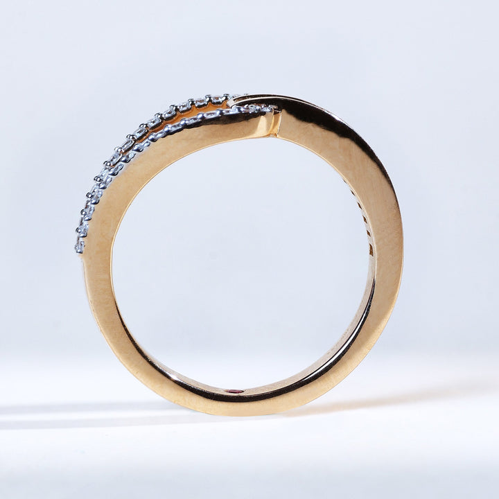 Side profile of the Wayfarer’s Knot Promise Ring, showing diamond alignment.